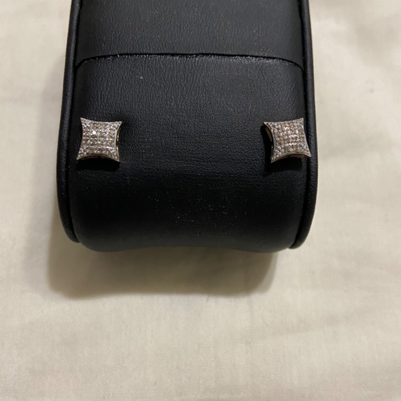 100 meter Bulova watch and 1/8 carat 10k gold earrings - Picture 3 of 5